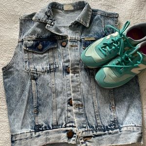 Vintage acid washed denim vest, it’s awesome M